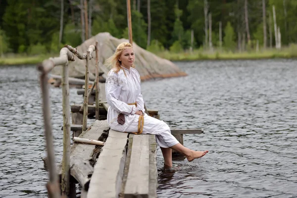 Vrouw Witte Vintage Middeleeuwse Jurk Natuur — Stockfoto