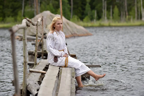 Femme Robe Médiévale Vintage Blanche Dans Nature — Photo