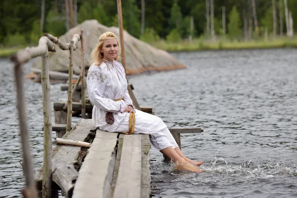 Женщина Белом Винтажном Средневековом Платье Природе — стоковое фото
