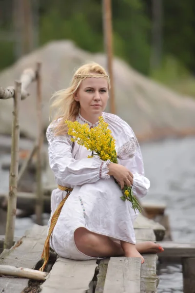 Kobieta Białym Vintage Średniowieczna Sukienka Naturze — Zdjęcie stockowe