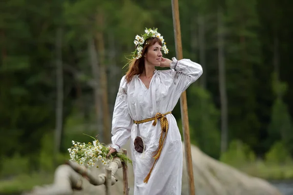 Woman White Vintage Medieval Dress Nature — Stockfoto