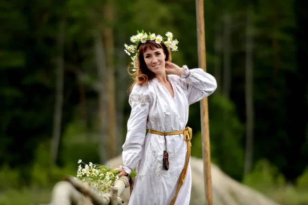 Γυναίκα Λευκό Vintage Μεσαιωνικό Φόρεμα Στη Φύση — Φωτογραφία Αρχείου