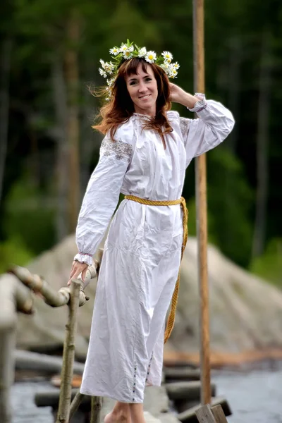 Woman White Vintage Medieval Dress Nature — Stockfoto