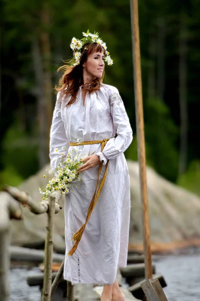 Woman White Vintage Medieval Dress Nature — Stockfoto