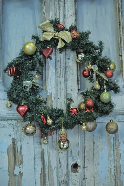 Boże Narodzenie Wieniec Drewniane Drzwi Zbliżyć — Zdjęcie stockowe