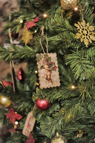Árbol Navidad Decorado Con Juguetes Vintage Cerca — Foto de Stock