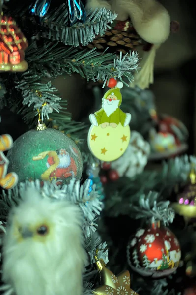 Árbol Navidad Decorado Con Juguetes Vintage Cerca — Foto de Stock