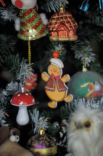 Árbol Navidad Decorado Con Juguetes Vintage Cerca — Foto de Stock
