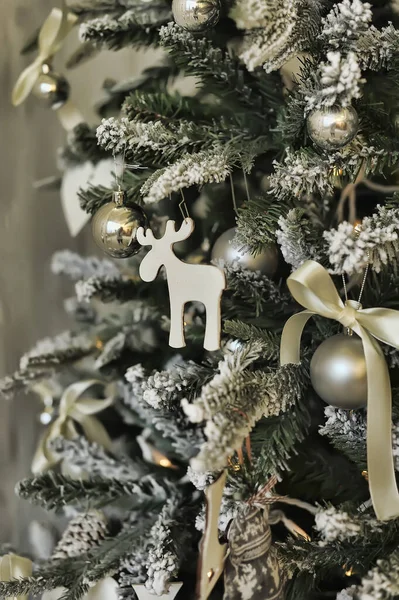 Árvore Natal Decorada Com Brinquedos Vintage Close — Fotografia de Stock