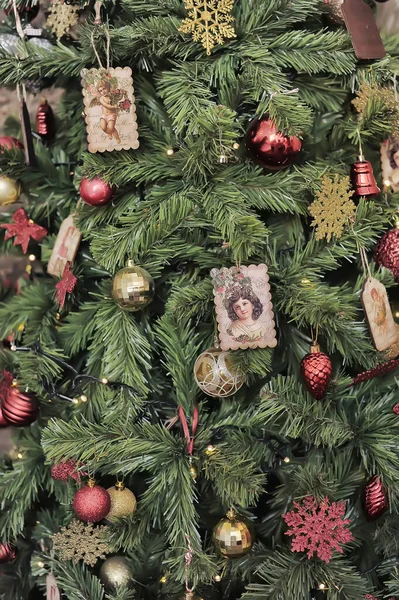 ヴィンテージのおもちゃで飾られたクリスマスツリーが閉じます — ストック写真