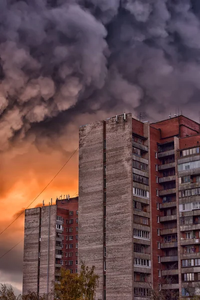 Дым Пожара Небе Над Спальной Зоной Города — стоковое фото