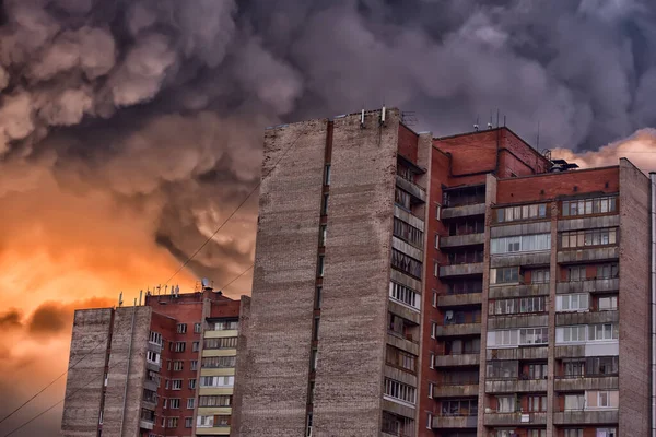 Şehrin Uyuma Bölgesindeki Yangından Çıkan Duman — Stok fotoğraf
