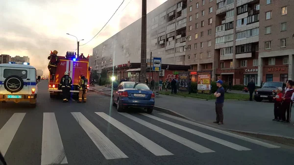 Russia San Pietroburgo 2020 Camion Dei Pompieri Strada Spegne Incendio — Foto Stock