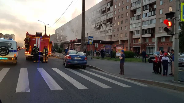 Russia San Pietroburgo 2020 Camion Dei Pompieri Strada Spegne Incendio — Foto Stock