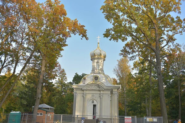 Russland Peterhof 2021 Die Dreifaltigkeitskirche Alt Peterhof Einem Warmen Sonnigen — Stockfoto