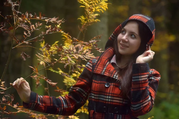 Brunetka Dívka Kostkovaném Kabátě Podzimním Parku — Stock fotografie