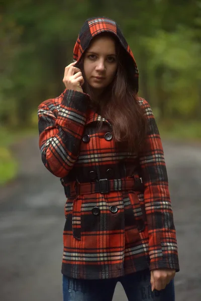 秋天公园里穿着格子呢外套的黑发女孩 — 图库照片