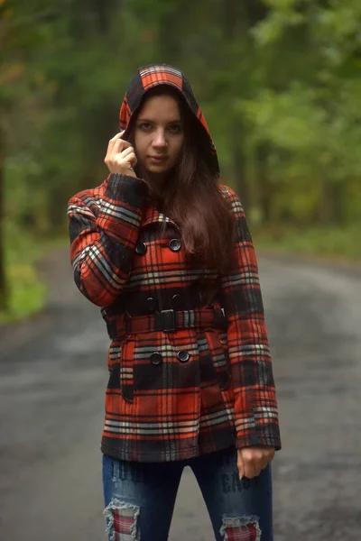 Chica Morena Abrigo Cuadros Parque Otoño —  Fotos de Stock