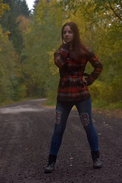 Sonbahar Parkında Ekose Ceketli Esmer Kız — Stok fotoğraf
