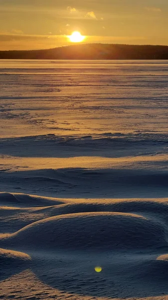 Zon Boven Besneeuwde Karelische Plas Winter — Stockfoto