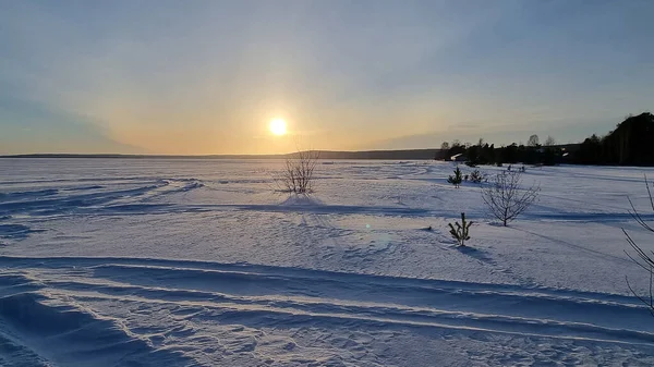 Słońce Nad Pokrytym Śniegiem Jeziorem Karelian Zimie — Zdjęcie stockowe