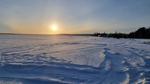 阳光笼罩在卡累利阿湖面的雪地上 — 图库照片