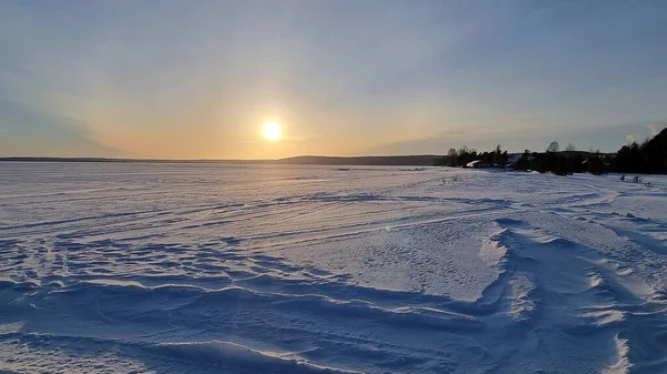 阳光笼罩在卡累利阿湖面的雪地上 — 图库照片