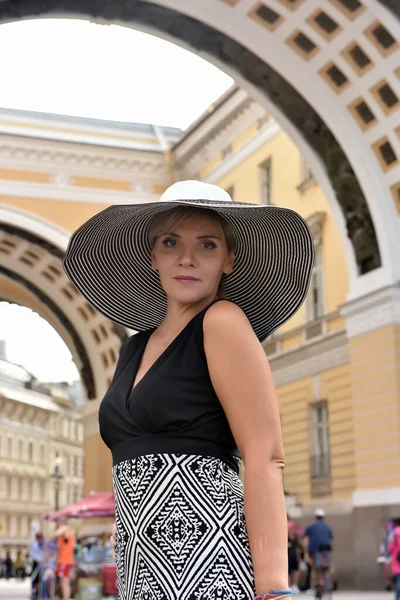 Vrouw Met Een Brede Hoed Lange Jurk Zomer — Stockfoto