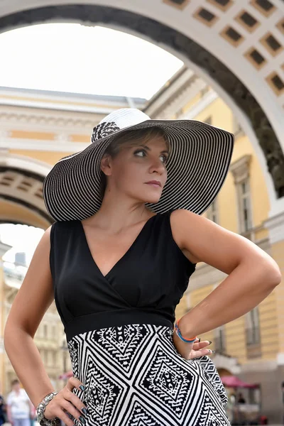 Femeie Într Pălărie Brimmed Larg Rochie Lungă Timpul Verii — Fotografie, imagine de stoc