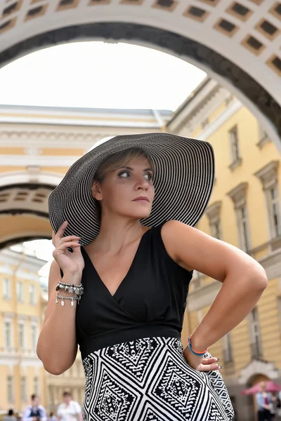 Kvinna Bred Brättad Hatt Och Lång Klänning Sommaren — Stockfoto