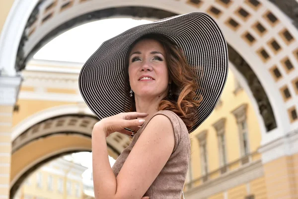 Femeie Pălărie Rochie Largă Portret Vară — Fotografie, imagine de stoc