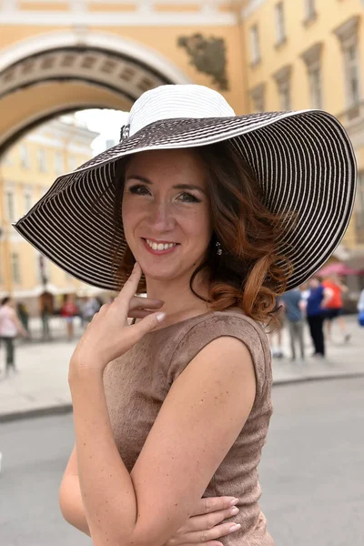 Mujer Sombrero Ala Ancha Retrato Verano Vestido — Foto de Stock