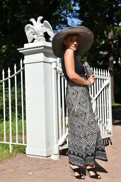 Mulher Chapéu Abas Largas Vestido Longo Verão — Fotografia de Stock