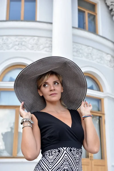 Geniş Kenarlı Şapkalı Elbiseli Kadın Yaz Portresi — Stok fotoğraf