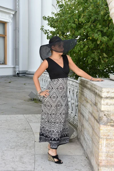 Woman Wide Brimmed Hat Long Dress Summer — Stock Photo, Image