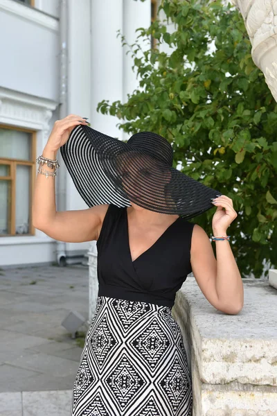 Женщина Широкополой Шляпе Длинном Платье Летом — стоковое фото