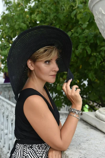 Mujer Sombrero Ala Ancha Retrato Verano Vestido — Foto de Stock