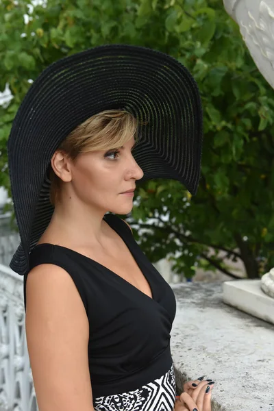 Mulher Chapéu Abas Largas Vestido Retrato Verão — Fotografia de Stock
