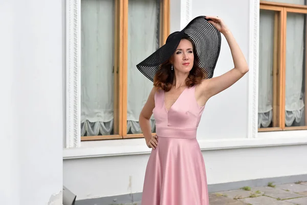 Frau Mit Breitem Hut Und Langem Kleid Sommer — Stockfoto