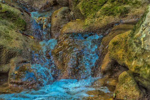 夏天山上的小瀑布 — 图库照片