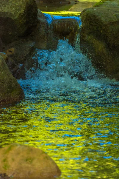 Liten Vattenfall Bergen Sommaren — Stockfoto