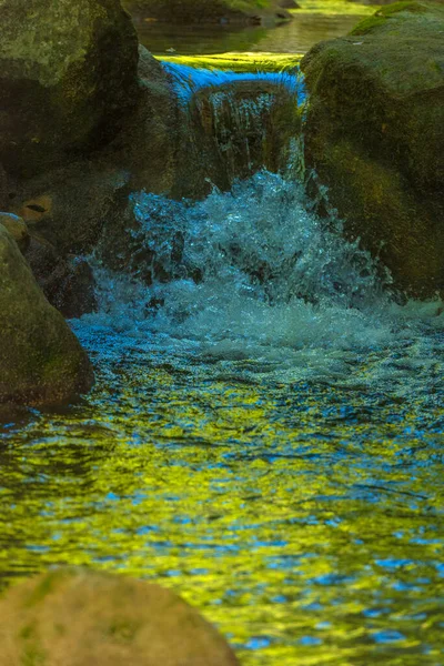 Pequena Cachoeira Nas Montanhas Verão — Fotografia de Stock