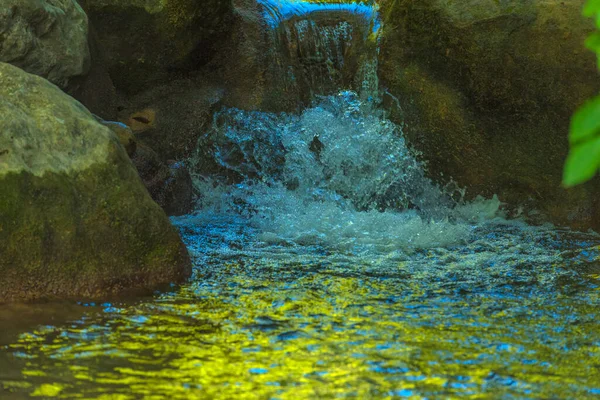 Pequeña Cascada Las Montañas Verano —  Fotos de Stock