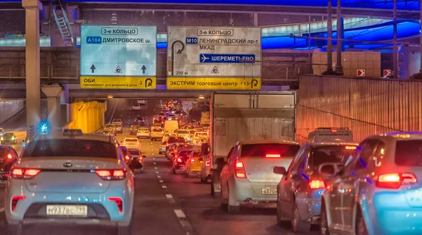 モスクワ ロシア20 2021モスクワでの夜の道路上の交通渋滞 ロイヤリティフリーのストック写真