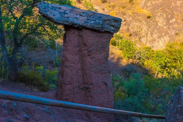 珍しいキノコは 地元の絵のように美しい地域にたくさんある渓谷の一つの斜面にあるソテラ川の渓谷に位置しています 1960年 ソテラ渓谷は保護地域に指定された 石の数字は Wiの力によって作成された — ストック写真