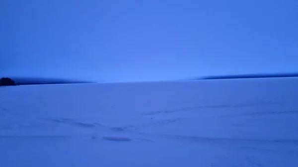 Покрытая Снегом Поверхность Озера Зимой Туманную Погоду — стоковое фото