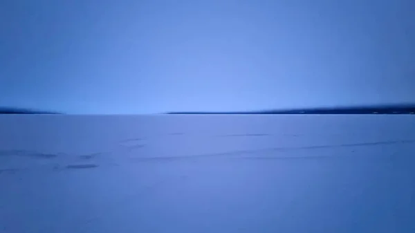 Besneeuwde Oppervlakte Van Het Meer Winter Bij Mistig Weer — Stockfoto