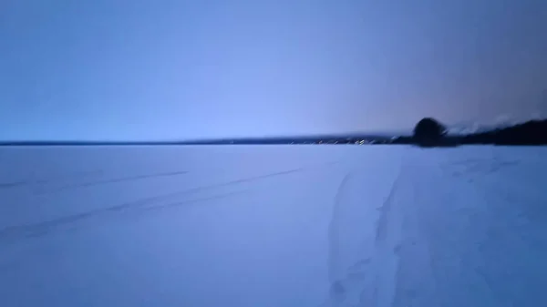 Pokryta Śniegiem Powierzchnia Jeziora Zimą Mglistej Pogodzie — Zdjęcie stockowe