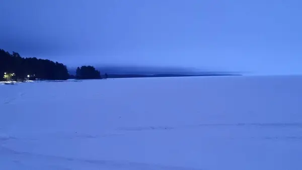 Pokryta Śniegiem Powierzchnia Jeziora Zimą Mglistej Pogodzie — Zdjęcie stockowe