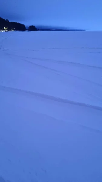 Zasněžený Povrch Jezera Zimě Mlhavého Počasí — Stock fotografie